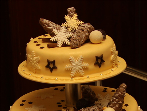 Tort weselny z dekoracją zimową